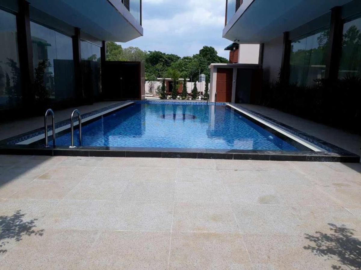 Famous Hotel Loikaw Exterior photo